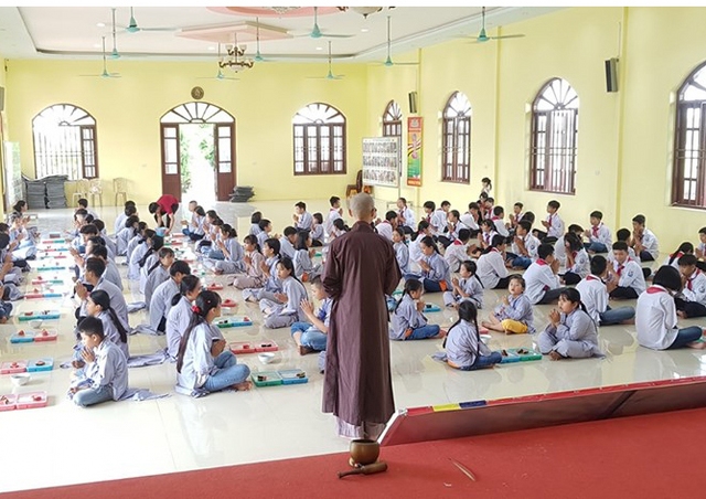 Thái Bình: Học sinh một trường THCS về chùa tu “Một ngày an lạc”
