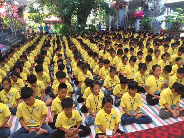 Thái Bình: Học sinh trường THCS Bách Thuận về chùa tu “Một ngày an lạc”