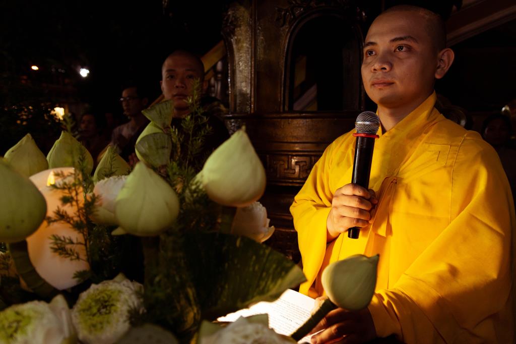 THIÊNG LIÊNG ĐÊM HOA ĐĂNG VÍA PHẬT A DI ĐÀ TẠI CHÙA VẠN ĐỨC