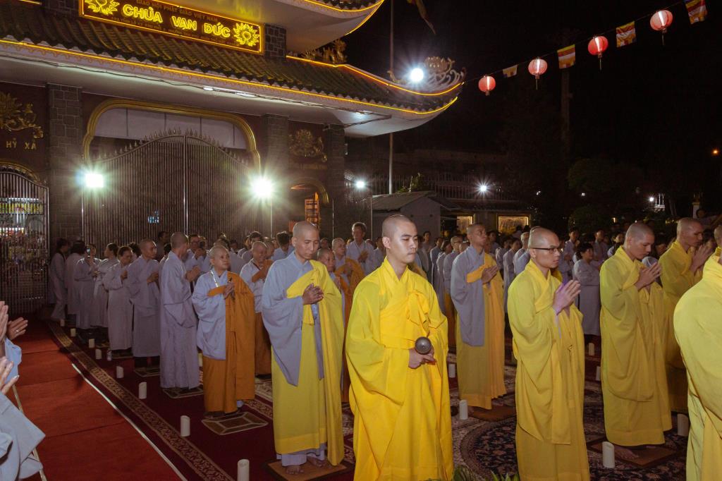 THIÊNG LIÊNG ĐÊM HOA ĐĂNG VÍA PHẬT A DI ĐÀ TẠI CHÙA VẠN ĐỨC