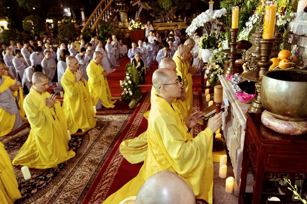THIÊNG LIÊNG ĐÊM HOA ĐĂNG VÍA PHẬT A DI ĐÀ TẠI CHÙA VẠN ĐỨC