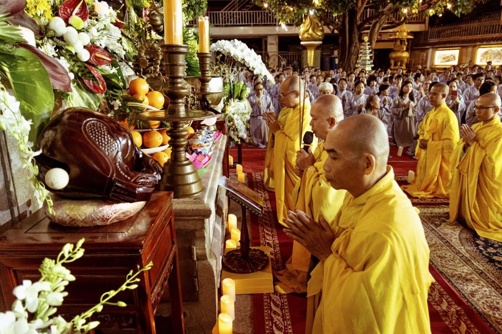 THIÊNG LIÊNG ĐÊM HOA ĐĂNG VÍA PHẬT A DI ĐÀ TẠI CHÙA VẠN ĐỨC