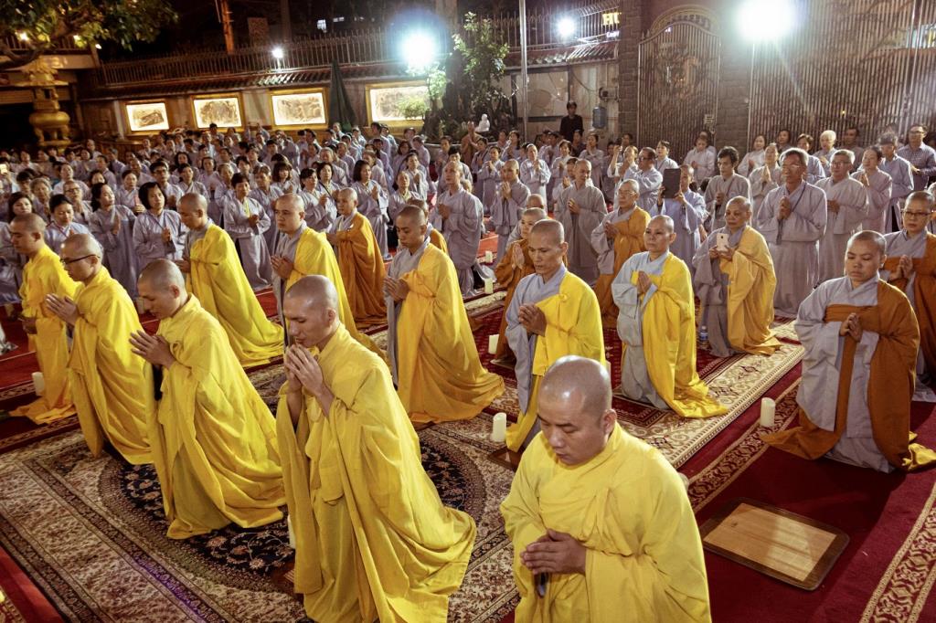 THIÊNG LIÊNG ĐÊM HOA ĐĂNG VÍA PHẬT A DI ĐÀ TẠI CHÙA VẠN ĐỨC