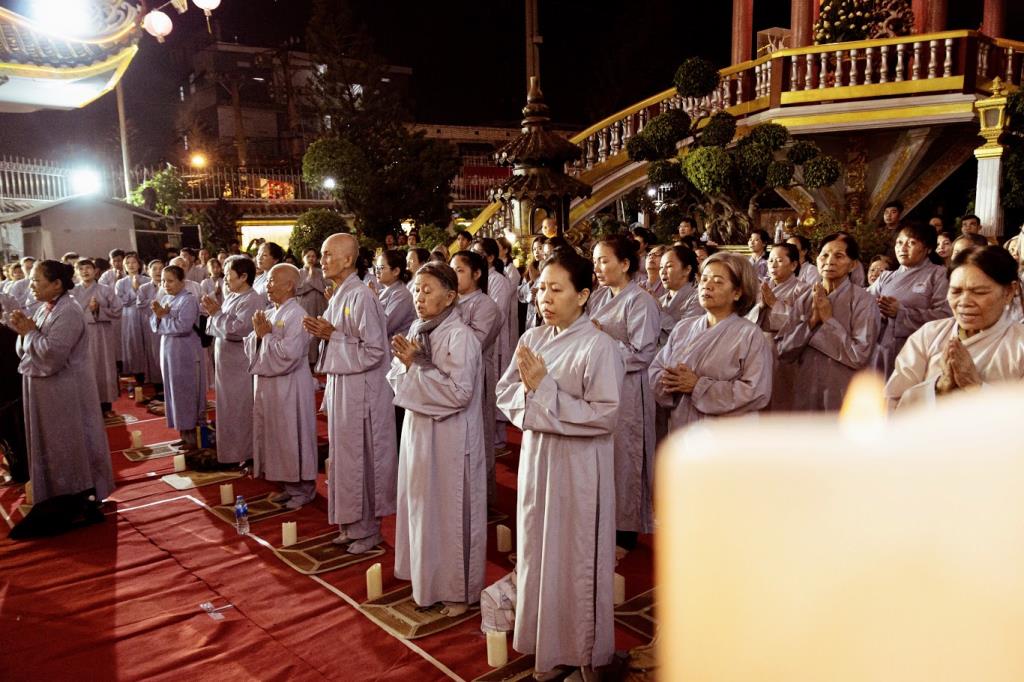 THIÊNG LIÊNG ĐÊM HOA ĐĂNG VÍA PHẬT A DI ĐÀ TẠI CHÙA VẠN ĐỨC