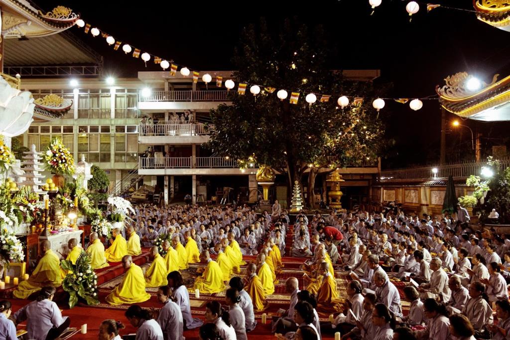 THIÊNG LIÊNG ĐÊM HOA ĐĂNG VÍA PHẬT A DI ĐÀ TẠI CHÙA VẠN ĐỨC