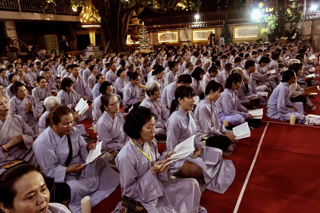 THIÊNG LIÊNG ĐÊM HOA ĐĂNG VÍA PHẬT A DI ĐÀ TẠI CHÙA VẠN ĐỨC