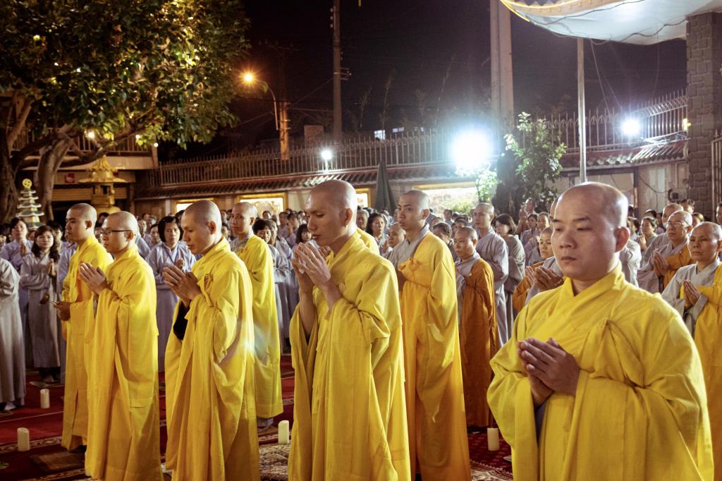 THIÊNG LIÊNG ĐÊM HOA ĐĂNG VÍA PHẬT A DI ĐÀ TẠI CHÙA VẠN ĐỨC