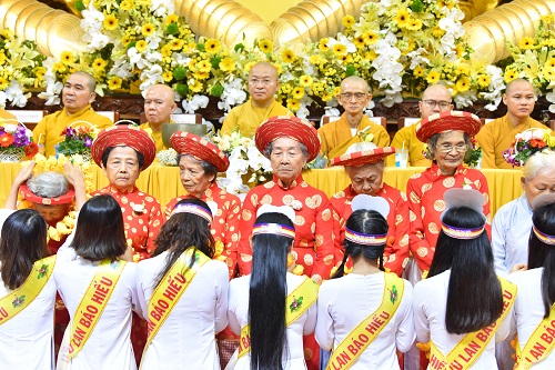 Tổng Kết Chương Trình Vu Lan Báo Hiếu Và Dâng Y Cúng Dường Trai Tăng  Chùa Giác Ngộ (Pl.2563 - Dl. 2019) (C224)