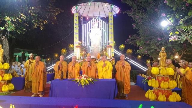 Trang nghiêm lễ vía Phật Di Đà ở chùa Linh Sơn Pháp Ấn