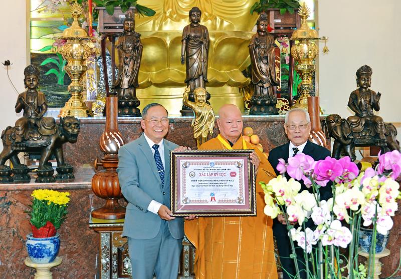 Hai Ngôi Chùa Việt Ở Hoa Kỳ  Nhận Bằng Xác Lập  Kỷ Lục Người Việt Toàn Cầu