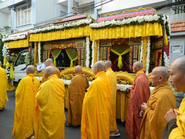 Tiễn Một Áng  Mây
