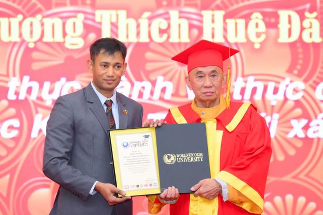 Lễ vinh danh một tu sĩ Phật giáo nhận bằng giáo sư danh dự của trường Đại học Kỷ lục Thế giới (Word Records University)