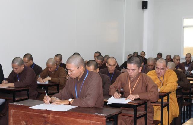 TP Hồ Chí Minh: Tăng Ni sinh trường Trung Cao Phật học thi học kì I-II
