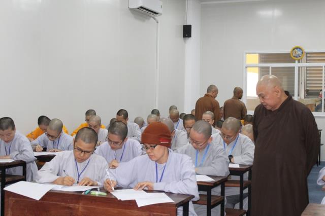TP Hồ Chí Minh: Tăng Ni sinh trường Trung Cao Phật học thi học kì I-II