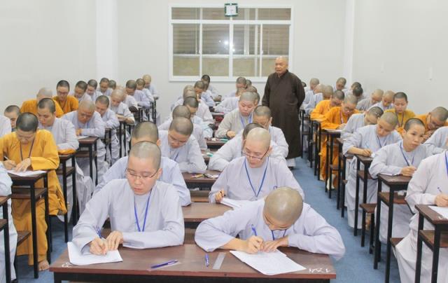TP Hồ Chí Minh: Tăng Ni sinh trường Trung Cao Phật học thi học kì I-II