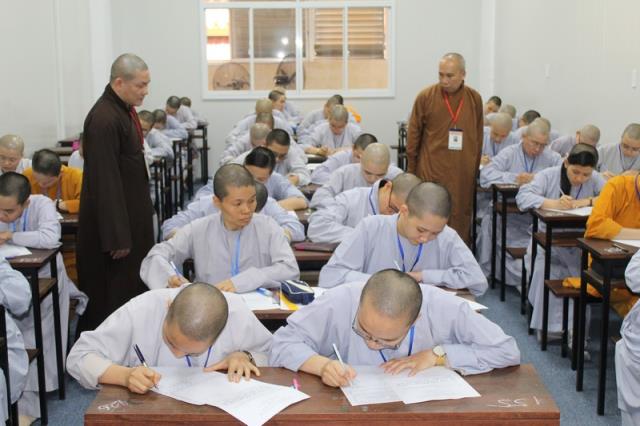 TP Hồ Chí Minh: Tăng Ni sinh trường Trung Cao Phật học thi học kì I-II