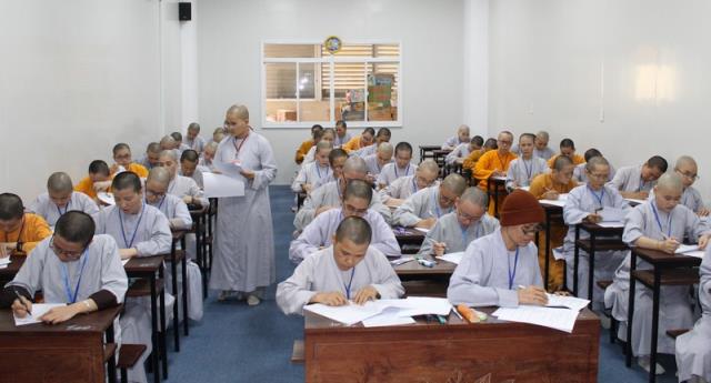 TP Hồ Chí Minh: Tăng Ni sinh trường Trung Cao Phật học thi học kì I-II