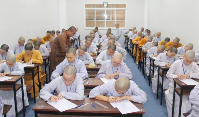 TP Hồ Chí Minh: Tăng Ni sinh trường Trung Cao Phật học thi học kì I-II