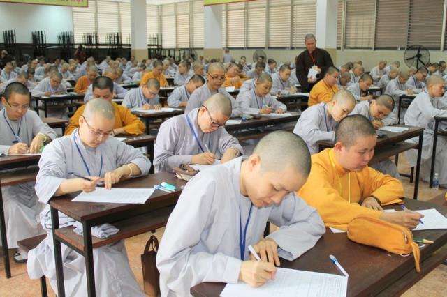 TP Hồ Chí Minh: Tăng Ni sinh trường Trung Cao Phật học thi học kì I-II
