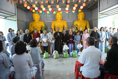 Quỹ Đạo Phật Ngày Nay Trao Tặng 100 Phần Quà Tết Yêu Thương Tại Vũng Tàu