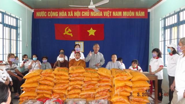 Hội Từ Thiện Bước Chân Yêu Thương Ninh Hòa Tặng Quà