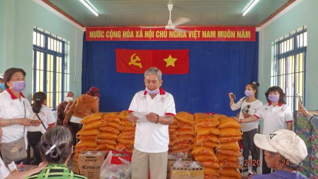 Hội Từ Thiện Bước Chân Yêu Thương Ninh Hòa Tặng Quà