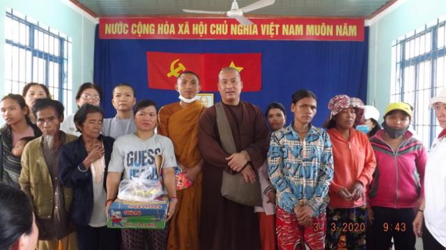 Hội Từ Thiện Bước Chân Yêu Thương Ninh Hòa Tặng Quà