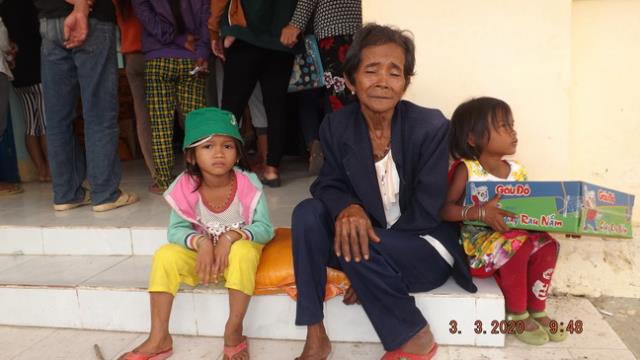 Hội Từ Thiện Bước Chân Yêu Thương Ninh Hòa Tặng Quà