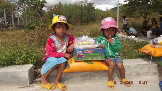 Hội Từ Thiện Bước Chân Yêu Thương Ninh Hòa Tặng Quà