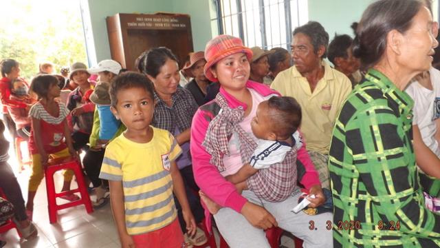 Hội Từ Thiện Bước Chân Yêu Thương Ninh Hòa Tặng Quà