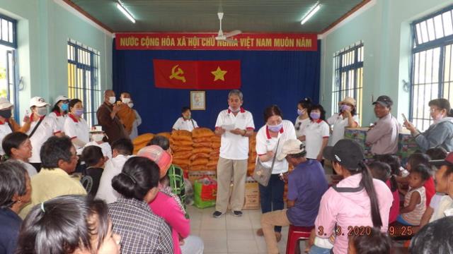 Hội Từ Thiện Bước Chân Yêu Thương Ninh Hòa Tặng Quà