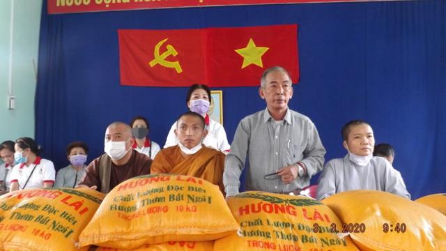 Hội Từ Thiện Bước Chân Yêu Thương Ninh Hòa Tặng Quà