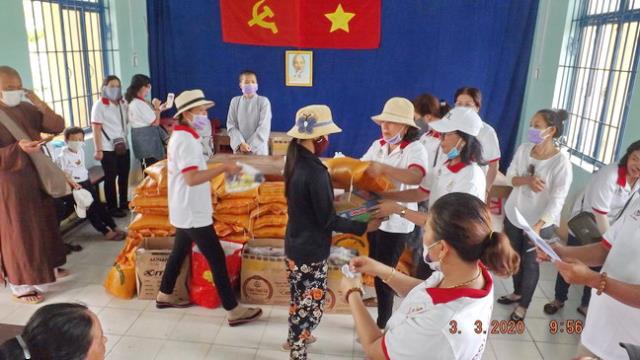 Hội Từ Thiện Bước Chân Yêu Thương Ninh Hòa Tặng Quà