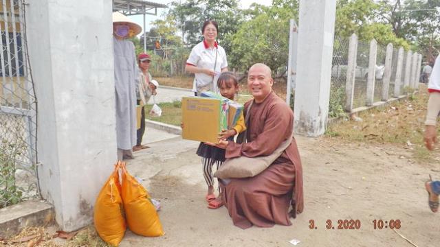 Hội Từ Thiện Bước Chân Yêu Thương Ninh Hòa Tặng Quà