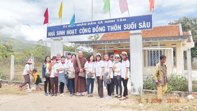 Hội Từ Thiện Bước Chân Yêu Thương Ninh Hòa Tặng Quà