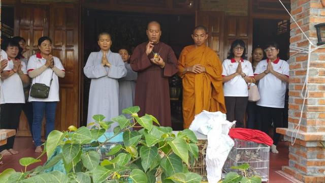 Hội Từ Thiện Bước Chân Yêu Thương Ninh Hòa Tặng Quà