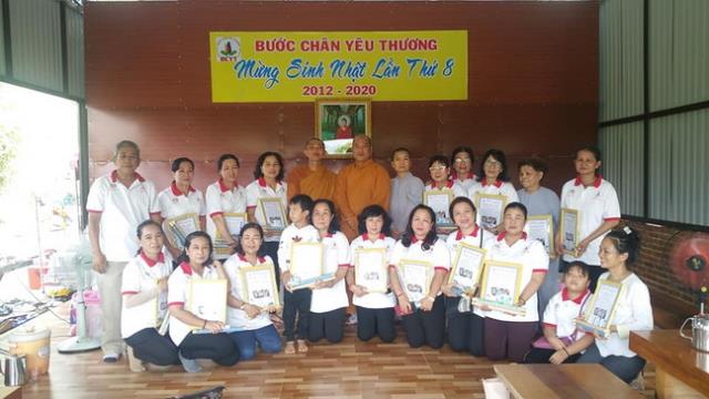 Hội Từ Thiện Bước Chân Yêu Thương Ninh Hòa Tặng Quà