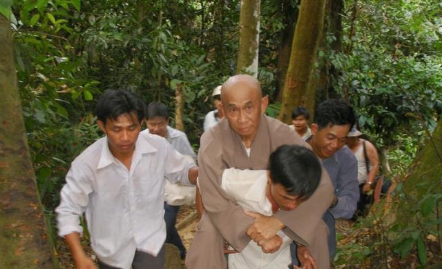 Lễ vinh danh một tu sĩ Phật giáo nhận bằng giáo sư danh dự của trường Đại học Kỷ lục Thế giới (Word Records University)