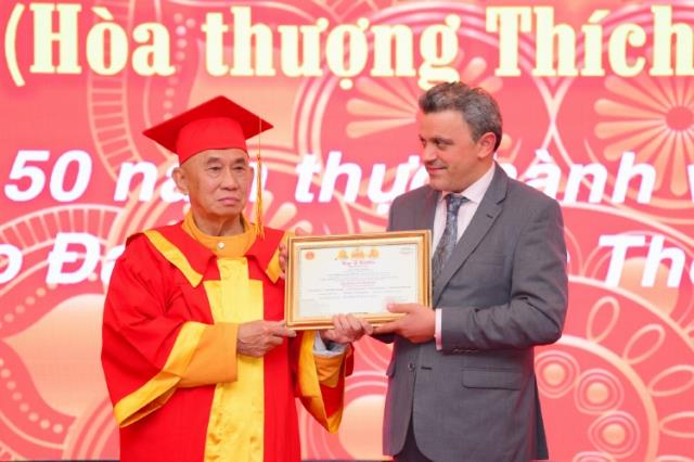 Lễ vinh danh một tu sĩ Phật giáo nhận bằng giáo sư danh dự của trường Đại học Kỷ lục Thế giới (Word Records University)