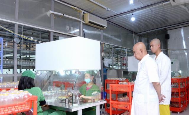 Lễ vinh danh một tu sĩ Phật giáo nhận bằng giáo sư danh dự của trường Đại học Kỷ lục Thế giới (Word Records University)