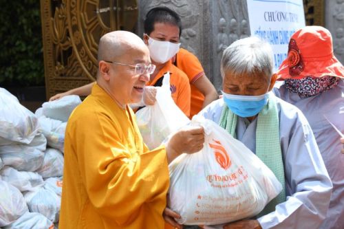 Tôn Giáo Sinh Hoạt Trở Lại, Quỹ Đạo Phật Ngày Nay – Chùa Giác Ngộ Tiếp Tục Tặng Quà Cho Người Khiếm Thị