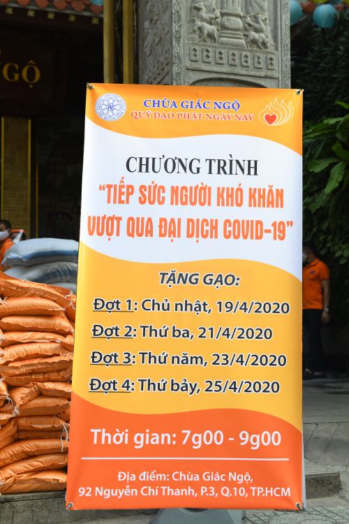 Quỹ Đạo Phật Ngày Nay Tiếp Tục Tặng Gạo Cho Bà Con Có Hoàn Cảnh Khó Khăn