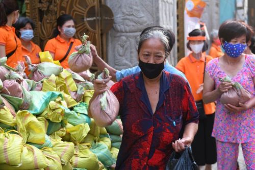 Quỹ Đạo Phật Ngày Nay Tiếp Tục Tặng Gạo Cho Bà Con Có Hoàn Cảnh Khó Khăn