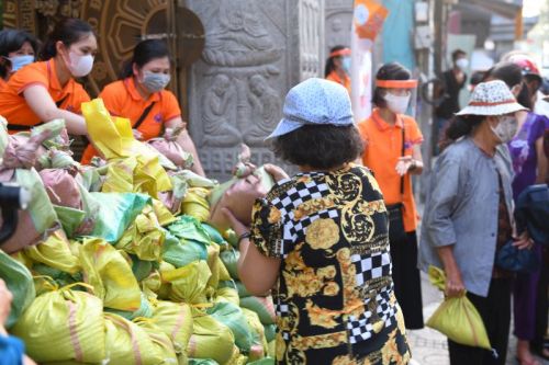 Quỹ Đạo Phật Ngày Nay Tiếp Tục Tặng Gạo Cho Bà Con Có Hoàn Cảnh Khó Khăn
