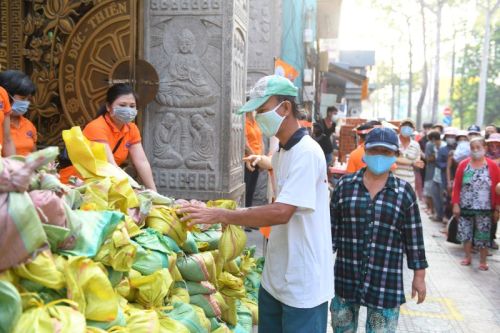 Quỹ Đạo Phật Ngày Nay Tiếp Tục Tặng Gạo Cho Bà Con Có Hoàn Cảnh Khó Khăn