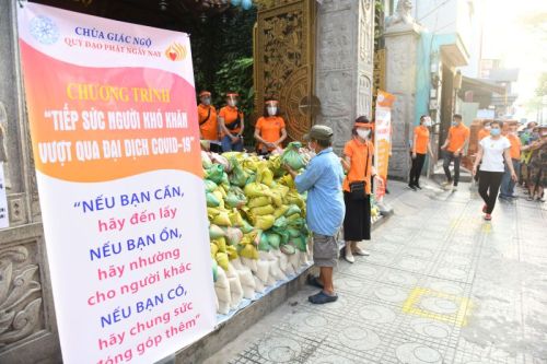 Quỹ Đạo Phật Ngày Nay Tiếp Tục Tặng Gạo Cho Bà Con Có Hoàn Cảnh Khó Khăn