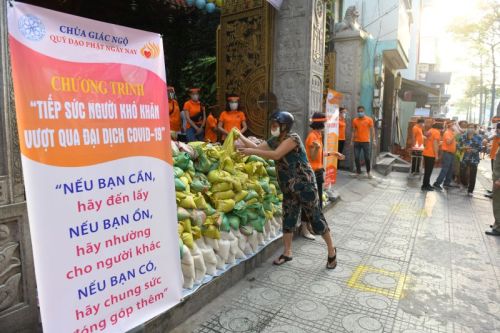 Quỹ Đạo Phật Ngày Nay Tiếp Tục Tặng Gạo Cho Bà Con Có Hoàn Cảnh Khó Khăn