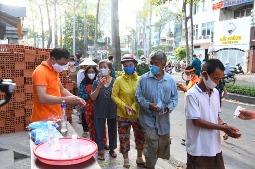 Quỹ Đạo Phật Ngày Nay Tiếp Tục Tặng Gạo Cho Bà Con Có Hoàn Cảnh Khó Khăn