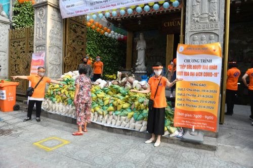 Quỹ Đạo Phật Ngày Nay Tiếp Tục Tặng Gạo Cho Bà Con Có Hoàn Cảnh Khó Khăn