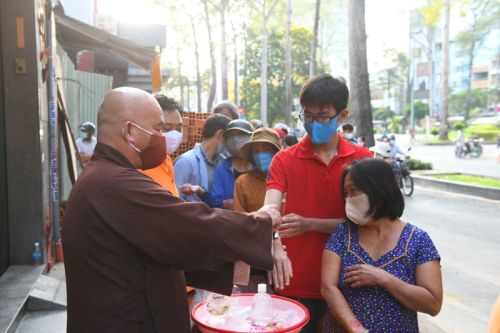Quỹ Đạo Phật Ngày Nay Tiếp Tục Tặng Gạo Cho Bà Con Có Hoàn Cảnh Khó Khăn
